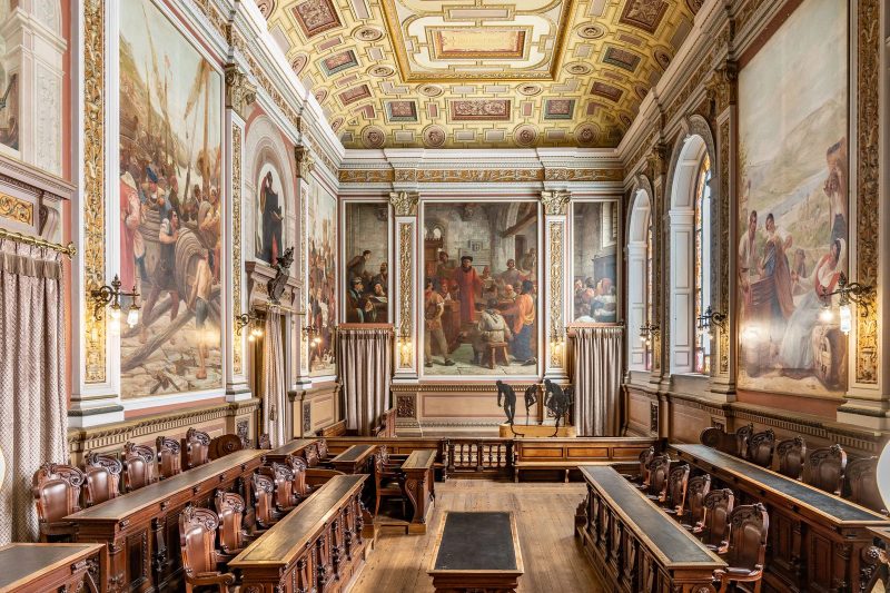 The Sala Tribunal at Palácio da Bolsa used as a ceremonial room for a wedding gathering.