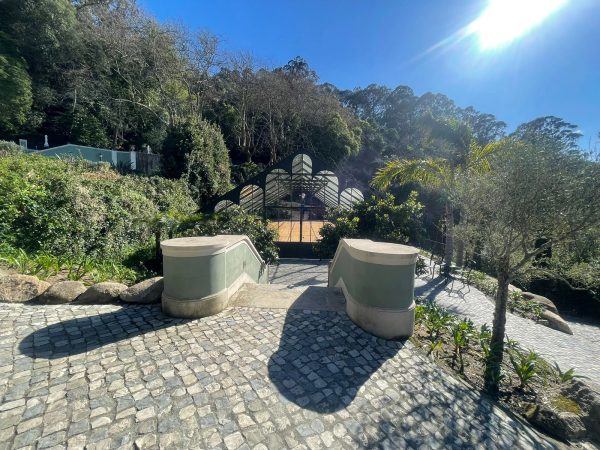 Cobbled arrival court with the Wishing Fountain at Quinta da Bella Vista, Sintra