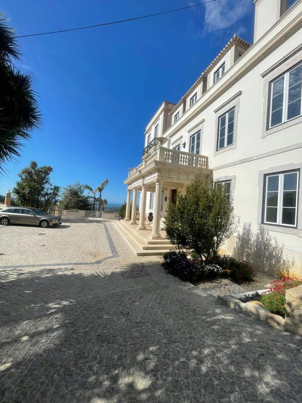250-metre cobbled driveway at Quinta da Bella Vista past the eucalyptus gate
