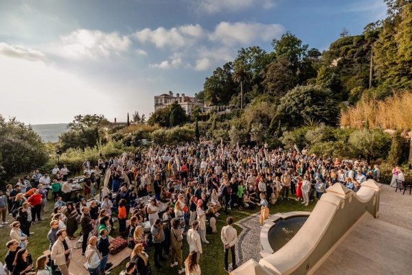 Large guest gathering on the lawn of Quinta da Bella Vista, Sintra during an open-air celebration