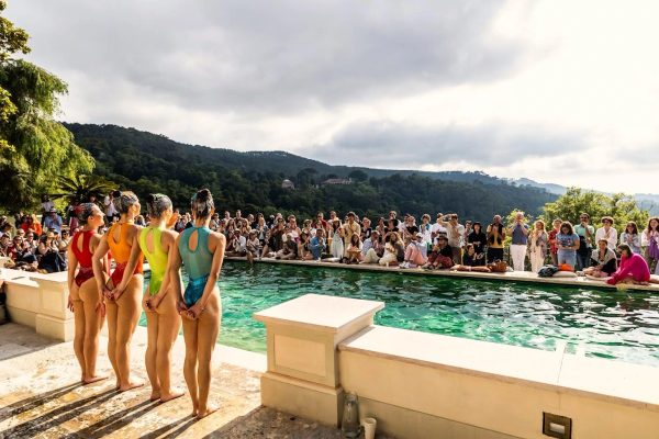 Pool-side gathering with guests at Quinta da Bella Vista
