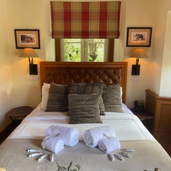 Bedroom suite at Quinta da Bella Vista with tartan headboard and twin lamps